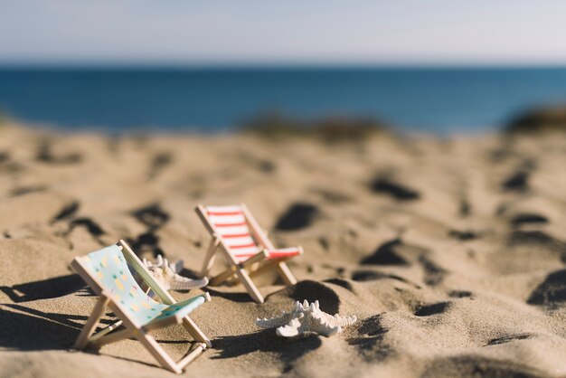 Zwei Liegestühle am Strand