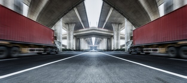 Zwei Lkw auf der Straße