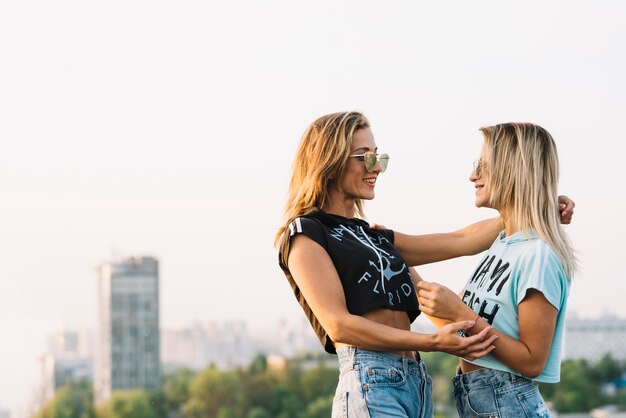 Kostenloses Foto zwei mädchen, die auf dachspitze sprechen