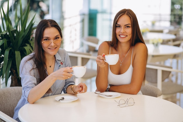 Zwei Mädchen im Café, das Tee trinkt