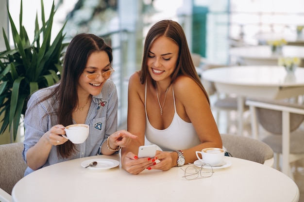 Zwei Mädchen im Café, das Tee trinkt