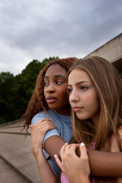 Zwei Mädchen im Teenageralter posieren zusammen, während sie Zeit im Freien verbringen
