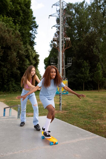 Zwei Mädchen im Teenageralter verbringen Zeit zusammen auf der Eisbahn