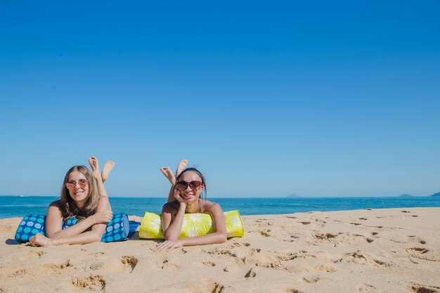 Zwei Mädchen im Urlaub