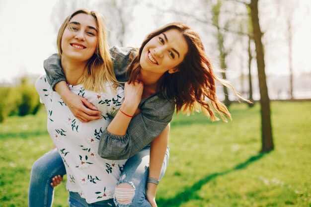 zwei Mädchen in einem Sommerpark