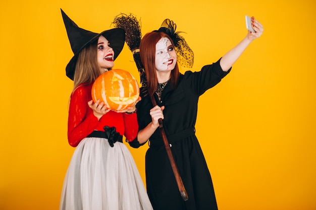 Zwei Mädchen in Halloween-Kostümen