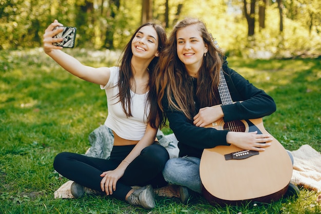 Zwei Mädchen mit einer Gitarre