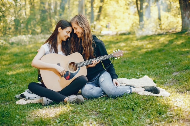 Zwei Mädchen mit einer Gitarre