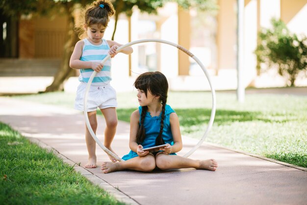 Zwei Mädchen mit Hula-Hoop