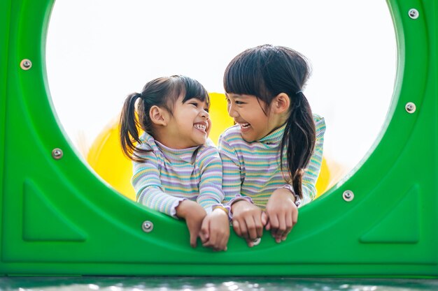 Zwei Mädchen spielen fröhlich auf dem Spielplatz