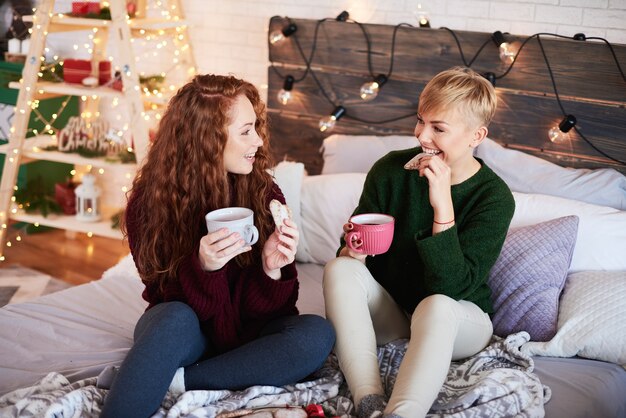 Zwei Mädchen sprechen im Schlafzimmer