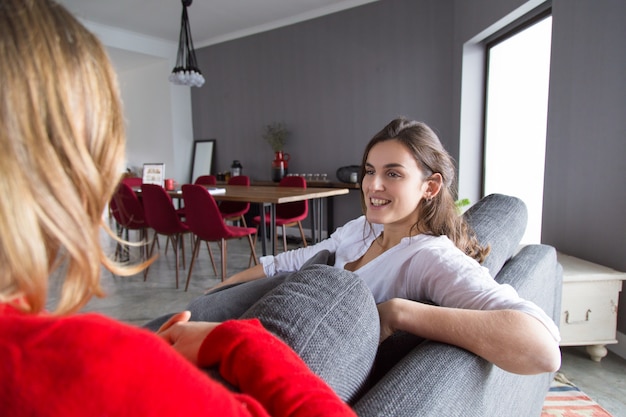 Kostenloses Foto zwei mädchen treffen sich zu hause, plaudern und lachen