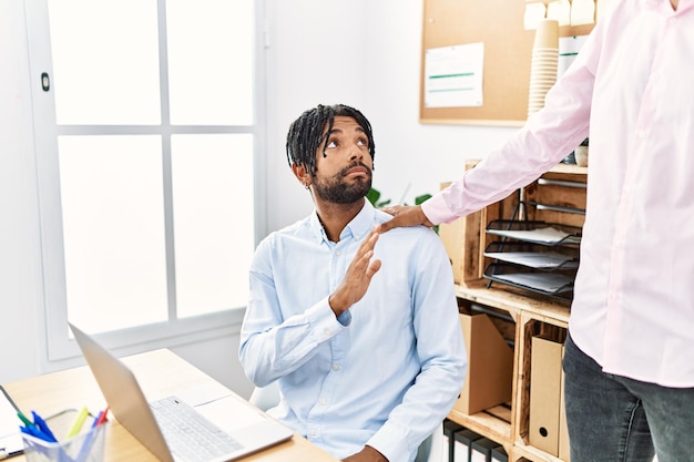 Zwei Männer, die im Büro geschäftlich gemobbt werden