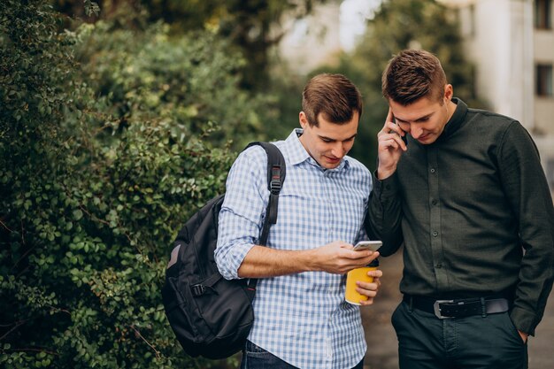 Zwei männliche Freunde Studenten, die Kaffee trinken