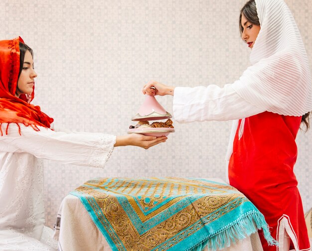 Zwei moslemische Frauen, die am Tisch sitzen