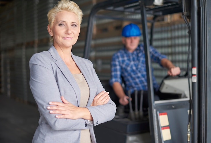 Kostenlose Foto zwei personen, die im lager arbeiten