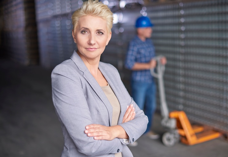 Kostenlose Foto zwei personen, die im lager arbeiten