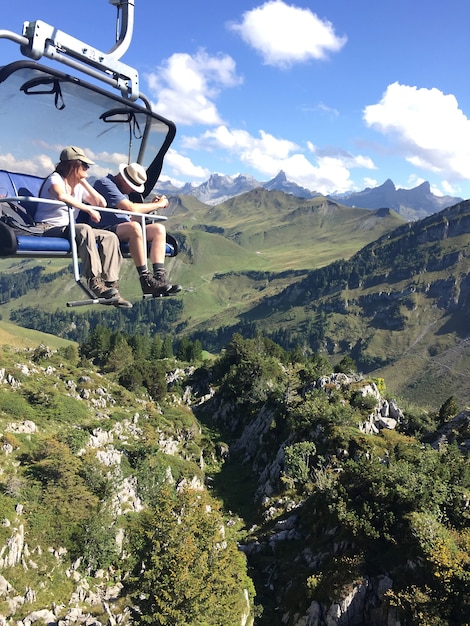 Kostenloses Foto zwei personen fahren mit der seilbahn