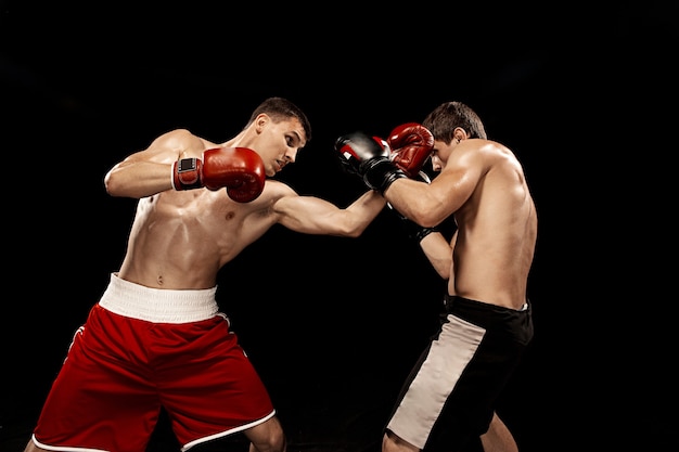 Zwei professionelle Boxerboxen an der schwarzen Wand