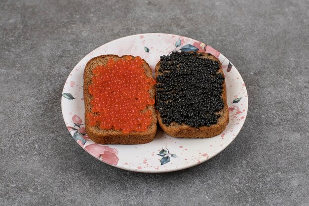 Zwei Roggenbrotscheiben mit frischem Kaviar. Ansicht von oben