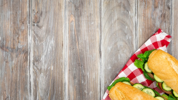 Zwei Sandwiches auf Tischdecke mit Kopierraum