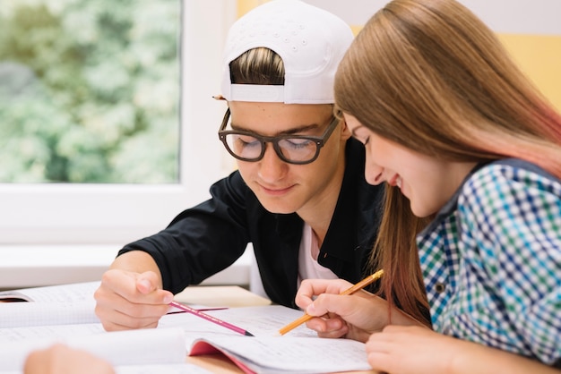 Kostenloses Foto zwei schüler chatten beim studieren