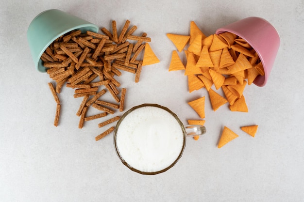 Zwei Schüsseln Cracker und ein Glas Bier