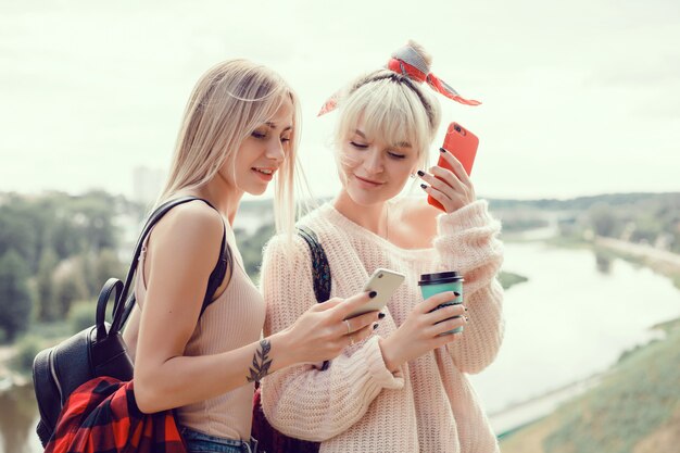 Zwei Schwestern der jungen Mädchen, die auf der Straße aufwerfen, machen selfie