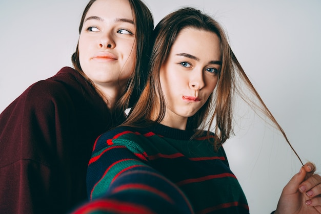 Zwei schwestern paart schöne mädchen im zufälligen nehmenden selfie