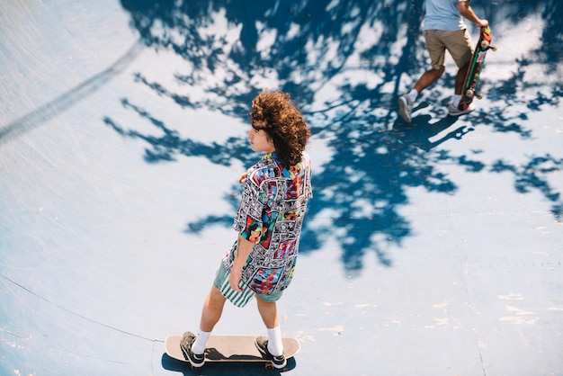 Zwei Skateboarder auf der Rampe