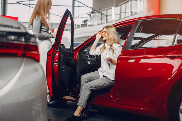 Zwei stilvolle Frauen in einem Autosalon