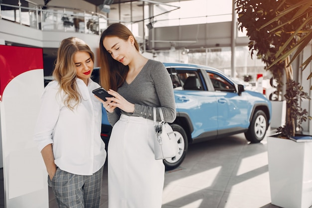 Zwei stilvolle Frauen in einem Autosalon