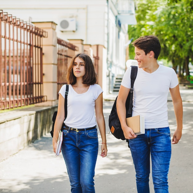 Zwei Studenten sehen ähnlich aus