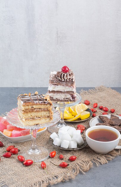 Zwei Stück Kuchen mit zuckerhaltiger Marmelade auf Sackleinen.