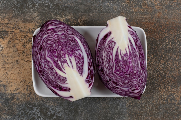 Zwei Stück Rotkohl in der Schüssel auf der Marmoroberfläche