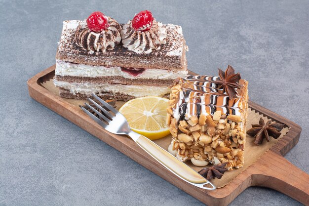 Zwei süße leckere Kuchen mit Sternanis auf Holzbrett.