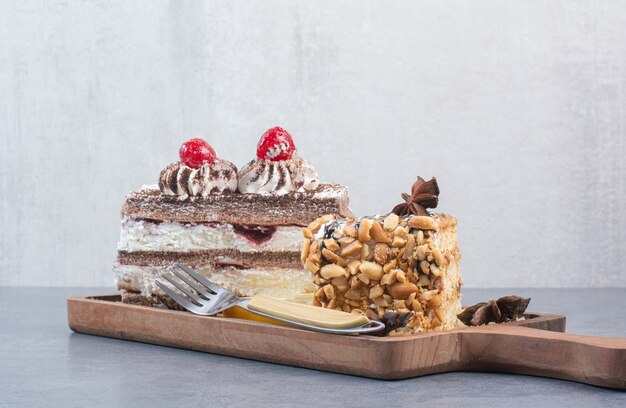 Zwei süße leckere Kuchen mit Sternanis auf Holzbrett.