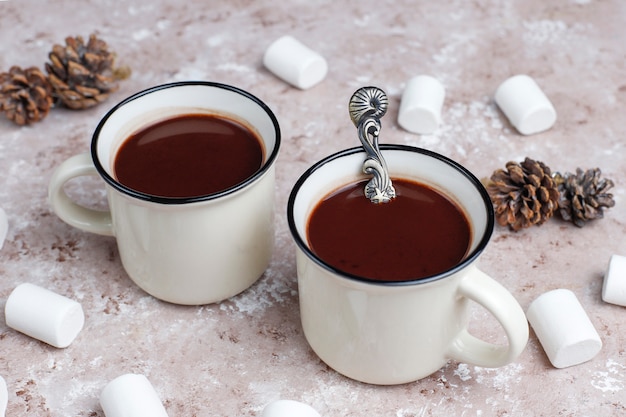 Zwei tasse heiße schokolade mit marshmallow