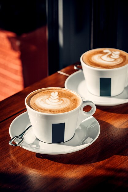 Zwei Tassen Kaffee mit Latte Art