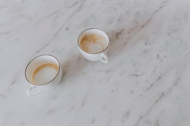 Zwei Tassen Latte auf einer Marmortabelle