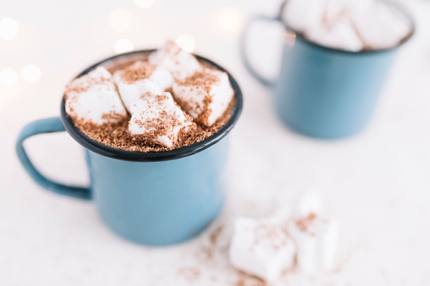 Kostenloses Foto zwei tassen mit kakao und weichen marshmallows