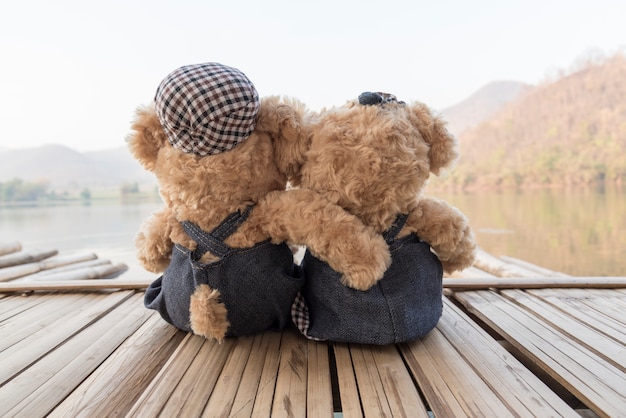 Kostenloses Foto zwei teddybären auf floß schwimmend