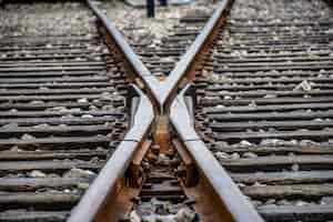 Kostenloses Foto zwei überquerung bahngleisen