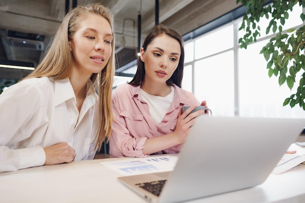 Zwei Unternehmerinnen arbeiten im Büro zusammen