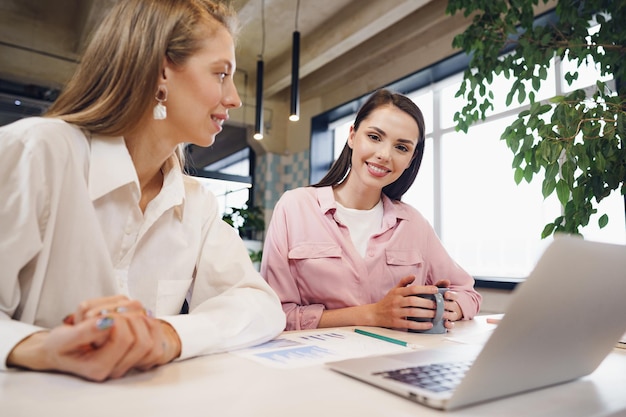 Zwei Unternehmerinnen arbeiten im Büro zusammen