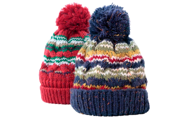 Kostenlose Foto zwei winterbommelmützen oder strickmützen