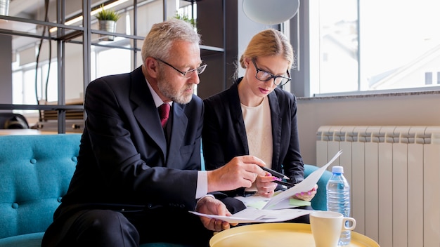 Zwei Wirtschaftler, die Vertrag im Büro besprechen