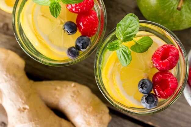 Zwei Zitronen-Smoothies und Ingwer