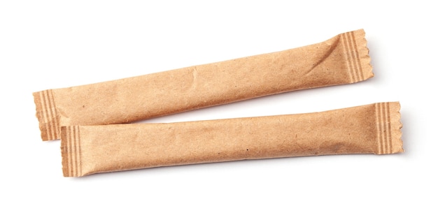Zwei zuckerstick. zucker in kraftpapierverpackungen. mock-up für design isoliert auf weißem hintergrund