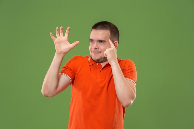 Zweifel Konzept. Zweifelhafter, nachdenklicher Mann, der sich an etwas erinnert. Junger emotionaler Mann. Menschliche Emotionen, Gesichtsausdruckkonzept.